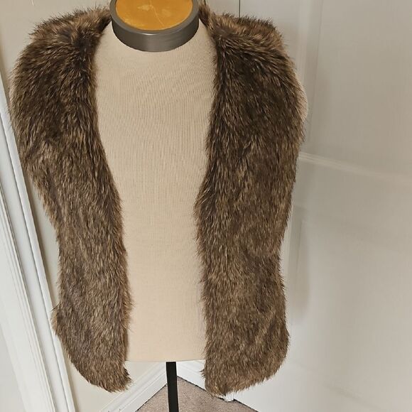 Old Navy Faux Fur Vest - Picture 3 of 16